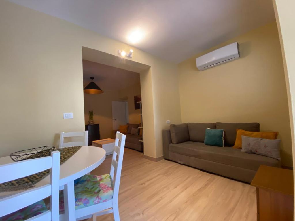 Saranda Beach Apartment * Саранда